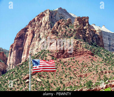 L'Utah, USA. 2 juin, 2018. À partir du centre des visiteurs, le drapeau des États-Unis vole au milieu des formations géologiques imposantes de Zion Canyon à Zion National Park, Utah, une destination de voyage populaires auprès des touristes et vacanciers. Credit : Arnold Drapkin/ZUMA/Alamy Fil Live News Banque D'Images