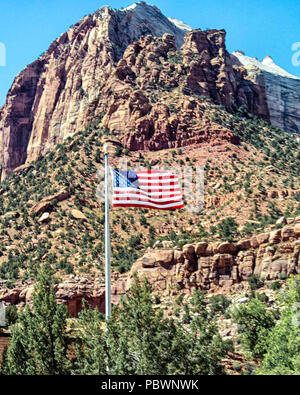 L'Utah, USA. 2 juin, 2018. À partir du centre des visiteurs, le drapeau des États-Unis vole au milieu des formations géologiques imposantes de Zion Canyon à Zion National Park, Utah, une destination de voyage populaires auprès des touristes et vacanciers. Credit : Arnold Drapkin/ZUMA/Alamy Fil Live News Banque D'Images