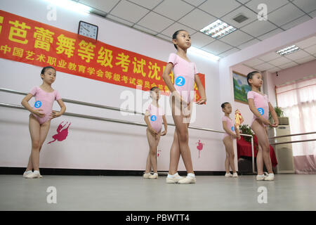 La société Shenyang Blower, la société Shenyang Blower, la Chine. 31 juillet, 2018. Shenyang, Chine-filles fréquentent l'examen de ballet à Shenyang, Liaoning Province du nord-est de la Chine. Crédit : SIPA Asie/ZUMA/Alamy Fil Live News Banque D'Images