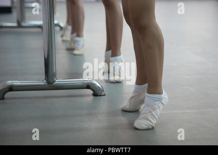 La société Shenyang Blower, la société Shenyang Blower, la Chine. 31 juillet, 2018. Shenyang, Chine-filles fréquentent l'examen de ballet à Shenyang, Liaoning Province du nord-est de la Chine. Crédit : SIPA Asie/ZUMA/Alamy Fil Live News Banque D'Images