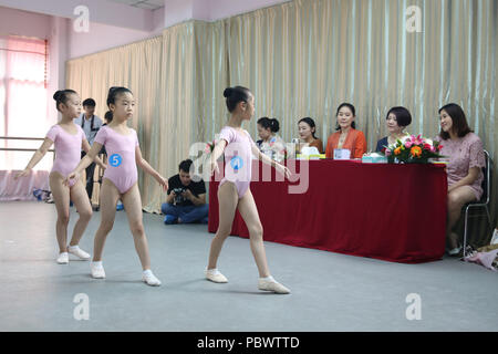 La société Shenyang Blower, la société Shenyang Blower, la Chine. 31 juillet, 2018. Shenyang, Chine-filles fréquentent l'examen de ballet à Shenyang, Liaoning Province du nord-est de la Chine. Crédit : SIPA Asie/ZUMA/Alamy Fil Live News Banque D'Images