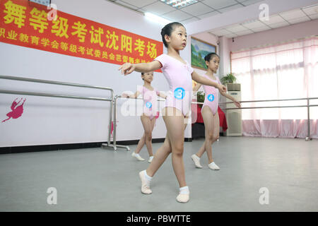 La société Shenyang Blower, la société Shenyang Blower, la Chine. 31 juillet, 2018. Shenyang, Chine-filles fréquentent l'examen de ballet à Shenyang, Liaoning Province du nord-est de la Chine. Crédit : SIPA Asie/ZUMA/Alamy Fil Live News Banque D'Images