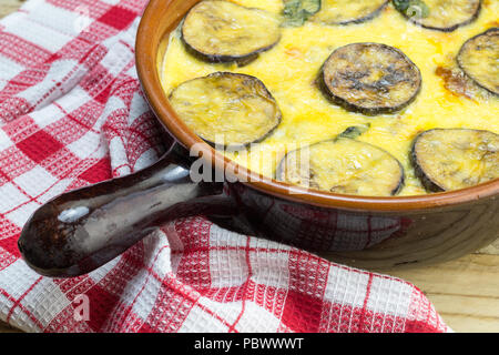 La Moussaka en cocotte en argile plat de service close up Banque D'Images