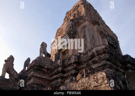 Angkor Cambodge, crépuscule vue sur tour à Pre Rup un temple hindou du 10ème siècle en pierre avec des statues animales on staircase Banque D'Images