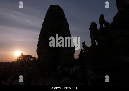 Angkor Cambodge, silhouette vue de Pre Rup un temple hindou du 10ème siècle en pierre avec des statues d'animaux sur l'escalier au coucher du soleil Banque D'Images