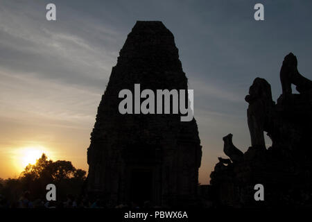 Angkor Cambodge, silhouette vue de Pre Rup un temple hindou du 10ème siècle en pierre avec des statues d'animaux sur l'escalier au coucher du soleil Banque D'Images