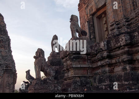 Angkor Cambodge, crépuscule vue sur tour à Pre Rup un temple hindou du 10ème siècle en pierre avec des statues animales on staircase Banque D'Images