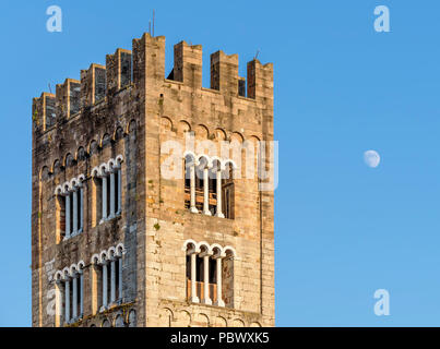 Beau détail de la clocher de la Basilique de San Frediano avec la lune, Lucca, Toscane, Italie Banque D'Images