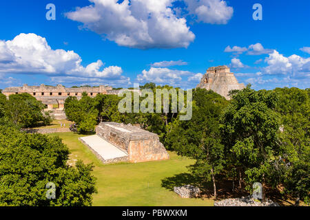 Uxmal vue depuis la Grande Pyramide, une ancienne ville maya de la période classique. L'un des plus importants sites archéologiques de la culture maya. Unesco Banque D'Images