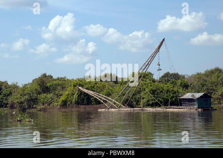 La rivière Sangker, province de Battambang, Cambodge, bambou radeau de pêche avec cantilever net et hut Banque D'Images