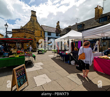 Scène de rue à Chepstow ; une ville de marché dans le Dorset England UK Banque D'Images