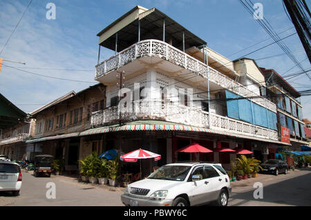 Battambang Cambodge Jan 5, 2018 coin de rue typique avec des bâtiments coloniaux français maintenant utilisés pour magasins et cafés Banque D'Images