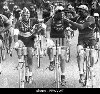 TOUR DE FRANCE 1927. Les cavaliers belge Julien Vervaecke (à gauche) et Maurice Geldhof (centre) de fumer pendant une étape du Tour. Banque D'Images