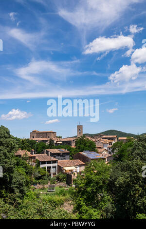 Village médiéval de Santa Pau avec son château et clocher de l'église dans la zone volcanique de la Garrotxa, en Catalogne, Espagne Banque D'Images