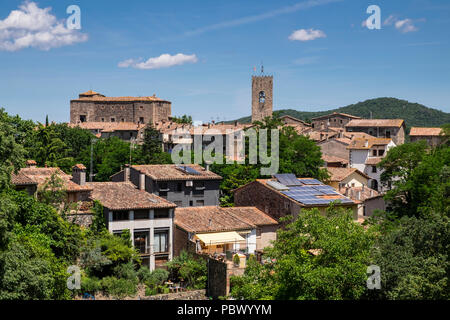 Village médiéval de Santa Pau avec son château et clocher de l'église dans la zone volcanique de la Garrotxa, en Catalogne, Espagne Banque D'Images