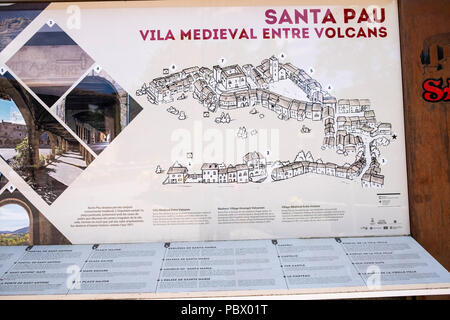 Des panneaux d'information avec des plans et des dessins de l'ancien centre du village médiéval de Santa Pau dans la zone volcanique de la Garrotxa, Catalunya, Espagne Banque D'Images