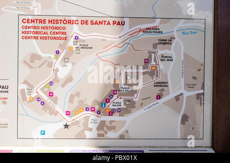 Des panneaux d'information avec des plans et des dessins de l'ancien centre du village médiéval de Santa Pau dans la zone volcanique de la Garrotxa, Catalunya, Espagne Banque D'Images