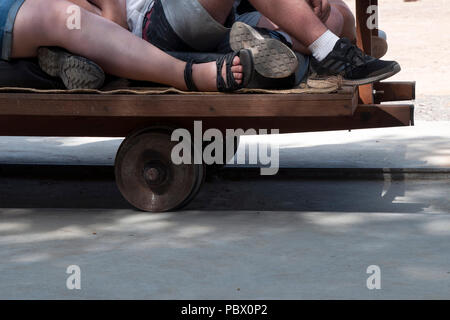 Battambang au Cambodge, en train de bambou est composé d'une plate-forme de bambou reposant sur bogies (roues) propulsé par moteur ou un poteau, maintenant une attraction touristique Banque D'Images