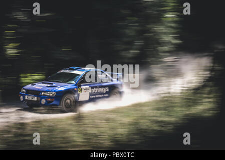 Subaru Impreza WRC voiture roulant à la vitesse dans les stades forestiers à Goodwood Festival of Speed 2018 Banque D'Images