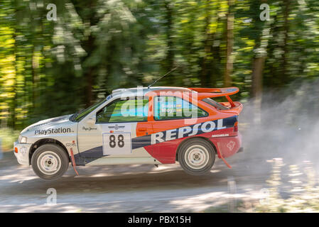 Une Ford Escort Cosworth voiture rallye prend de l'air sur un saut dans le rallye étapes au Goodwood Festival of Speed 2018 Banque D'Images