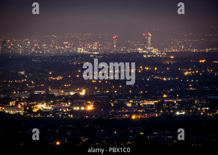 Vue de nuit de la ville de Manchester, UK énoncées ci-dessous et à une distance avec une vue large de la lumière provenant de la colline d'hiver, Bolton Banque D'Images