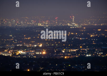 Vue de nuit de la ville de Manchester, UK énoncées ci-dessous et à une distance avec une vue large de la lumière provenant de la colline d'hiver, Bolton Banque D'Images