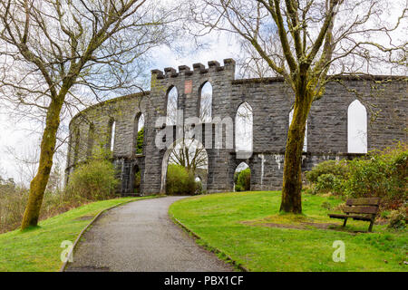 L'impressionnante architecture en pierre de l'amphithéâtre circulaire historique McCaigs Tower qui donne sur le port, Oban, Argyll and Bute, Ecosse, Royaume-Uni Banque D'Images