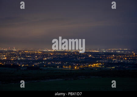 Vue de nuit de la ville de Manchester, UK énoncées ci-dessous et à une distance avec une vue large de la lumière provenant de la colline d'hiver, Bolton Banque D'Images