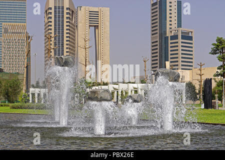 Fontaine décorative et gratte-ciel au Koweït Banque D'Images