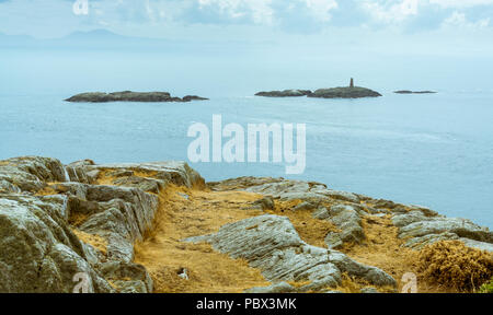 Vue du chef dans l'Isle Rhoscolyn d'Anglesey vers les petites îles avec une tour. Prise le 18 juillet 2018. Banque D'Images