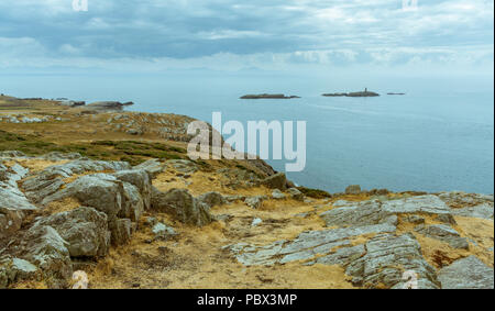 Vue du chef dans l'Isle Rhoscolyn d'Anglesey vers les petites îles avec une tour. Prise le 18 juillet 2018. Banque D'Images