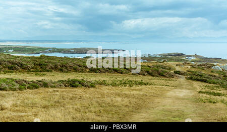 Une vue vers l'île de Rhoscolyn sur Anglesey, au nord du Pays de Galles, Royaume-Uni. Prise le 18 juillet 2018. Banque D'Images