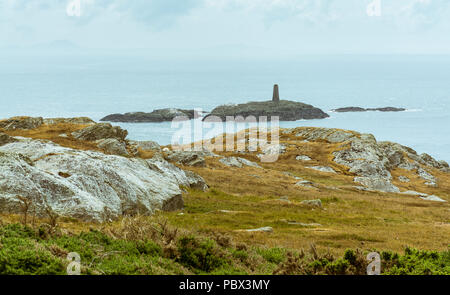 Vue du chef dans l'Isle Rhoscolyn d'Anglesey vers les petites îles avec une tour. Prise le 18 juillet 2018. Banque D'Images