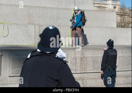 Trafalgar Square, Londres, Royaume-Uni. 18 avril, 2016. Deux manifestants de Greenpeace descendre la colonne Nelson après leur démonstration dans le haut de la célèbre Londo Banque D'Images