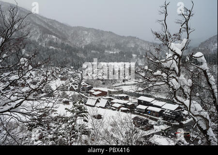 28.12.2017, Shirakawa-go, préfecture de Gifu, Japon, Asie - une vue sur le paysage d'hiver enneigé autour du village de Shirakawa-go. Banque D'Images