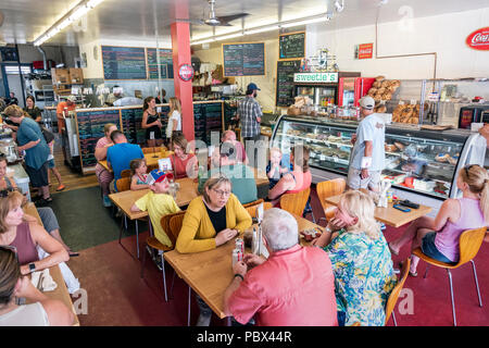 Les clients dîner au Sweetie's Sandwich Shop ; Salida, Colorado, USA Banque D'Images