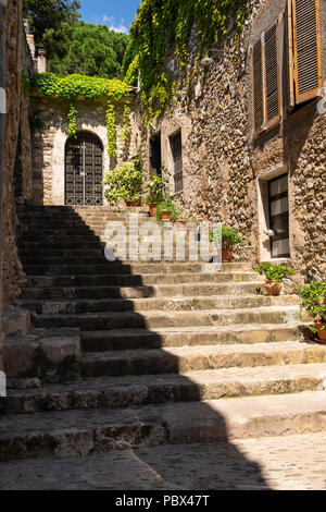 Des marches en pierre et fer forgé sur la carrer Major rue pavée Besalu, Garrotxa, Catalogne, Espagne Banque D'Images