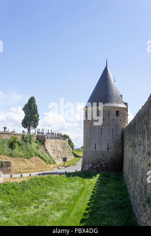 La Cité médiévale de Carcassonne, département français de l'Aude, l'Occitanie, région de France. Murs extérieurs, remparts, tours et tourelles. Banque D'Images