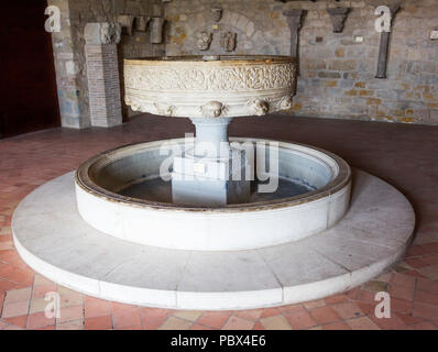 La Cité médiévale de Carcassonne, département français de l'Aude, l'Occitanie, région de France. Salle romane dans le château comtal. Banque D'Images