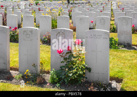 Commonwealth War Graves Commission cemetery à Poelcapelle près de Passchendaele, en Belgique avec 7500 graves y compris britanniques, canadiens, australiens, néo Z Banque D'Images
