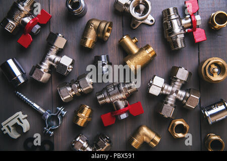 Groupe d'équipements sanitaires et l'équipement sur fond de bois Banque D'Images