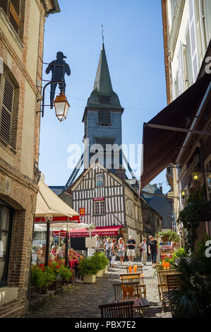 À la recherche en Place Sainte Catherine, Honfleur, Normandie, France Banque D'Images