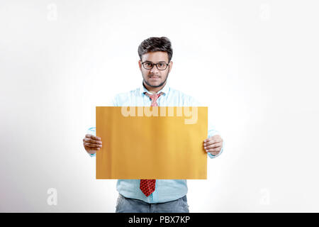 Happy Young indian man showing blank poster Banque D'Images