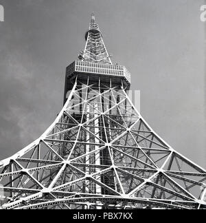 1958, historique, vue de dessous de la tour de Tokyo récemment construite, une grande - plus de 1 000 pieds (333 mètres) de haut - de télécommunications et d'observation tour, Tokyo, Japon. Un treillis d'acier towe, basé sur le design de la tour Eiffel à Paris, quand il a été construit, c'était la plus grande tour autonome du monde. Conçu par l'architecte japonais, Tachu Naito, célèbre pour son design de bâtiment résistant aux tremblements de terre. Banque D'Images