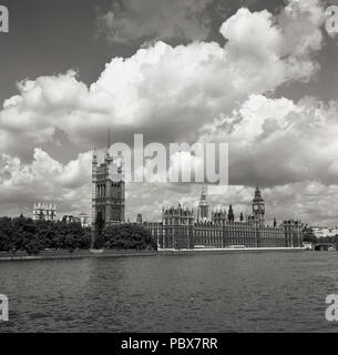 Années 50,historical, vue depuis le sud, en traversant la Tamise de l'historique Palais de Westminster, le lieu de rencontre des deux chambres du parilament du gouvernement du Royaume-Uni, Londres, Angleterre, Royaume-Uni. Banque D'Images