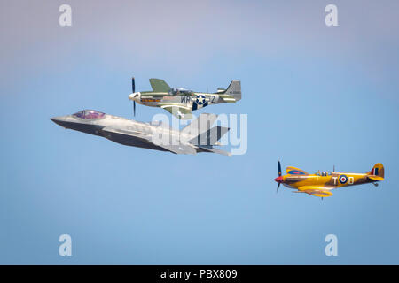 Fairford, Gloucestershire, Royaume-Uni - Juillet 14th, 2018 : le patrimoine de l'US Air Force, vol, P-51 Mustang et Spitfire F-35 Lightning 2 affichage à RIAT 2018 Banque D'Images