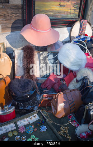 Un marché d'antiquités ou de brocantes à Honfleur, Normandie, France Banque D'Images