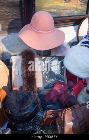 Un marché d'antiquités ou de brocantes à Honfleur, Normandie, France Banque D'Images
