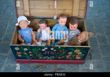 Un marché d'antiquités à Honfleur, Normandie, France Banque D'Images