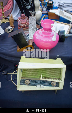 Un marché d'antiquités ou de brocantes à Honfleur, Normandie, France Banque D'Images